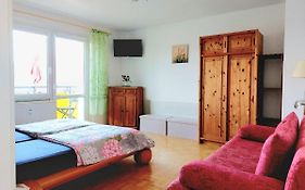 Helles Apartment Mit Balkon Am Grossen Garten Nahe Stadtzentrum